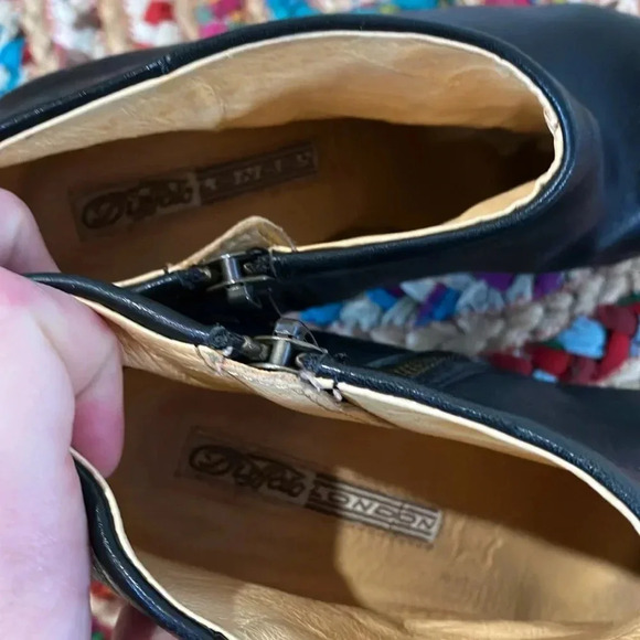 Buffalo London black leather  platform heel ankle boots - Picture 3 of 6